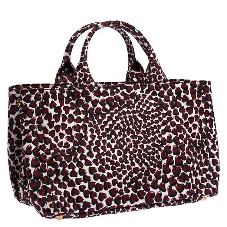 مملوكة مسبقًا Prada Red Nylon Stampat Heart Print Canapa Tote
