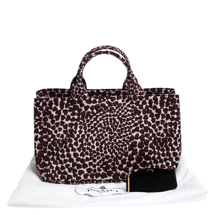 مملوكة مسبقًا Prada Red Nylon Stampat Heart Print Canapa Tote