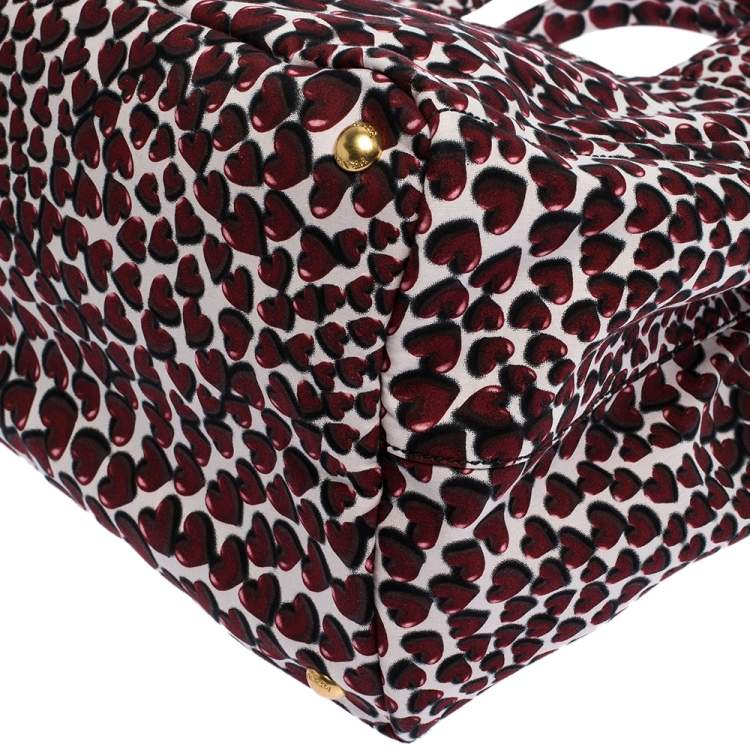 مملوكة مسبقًا Prada Red Nylon Stampat Heart Print Canapa Tote