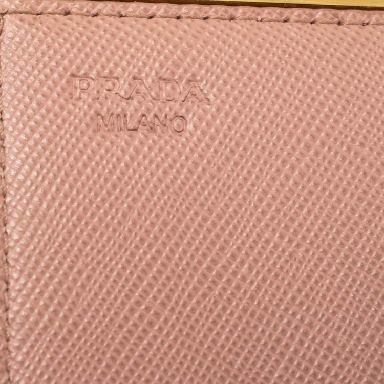 مملوكة مسبقًا Prada Light Pink Saffiano Lux Leather Metal Flap Card Holder