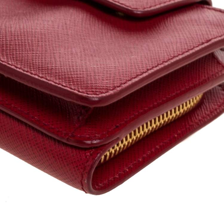 مملوكة مسبقًا Prada Red Saffiano Lux Leather Wallet on Chain