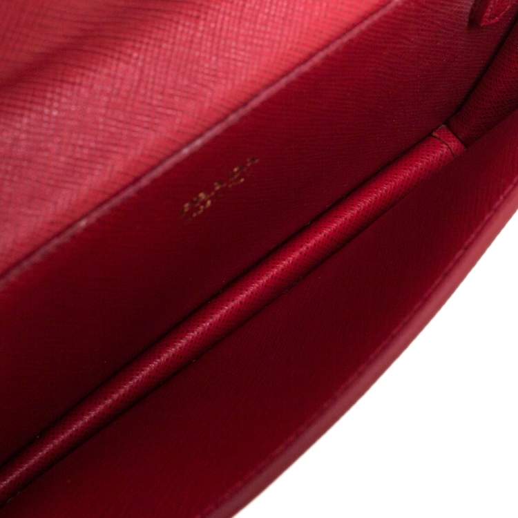مملوكة مسبقًا Prada Red Saffiano Lux Leather Wallet on Chain