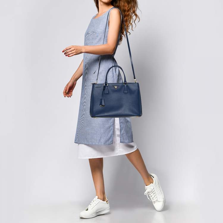 مملوكة مسبقًا Prada Blue Saffiano Lux Leather Medium Galleria Double Zip Tote