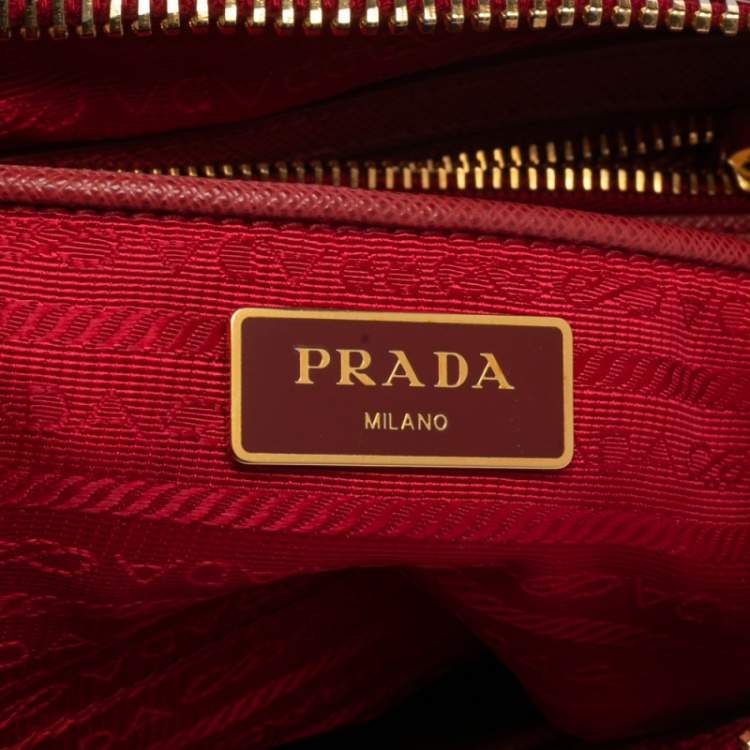 مملوكة مسبقًا Prada Red Saffiano Leather Zip Hobo