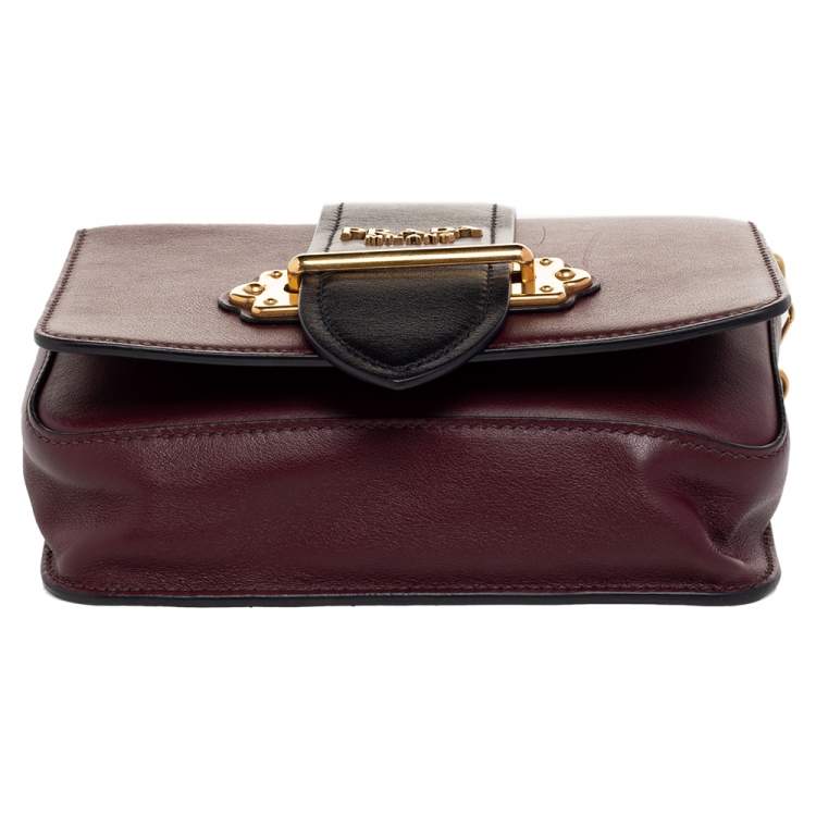 مملوكة مسبقًا Prada Burgundy /Black Leather Cahier Belt Bag