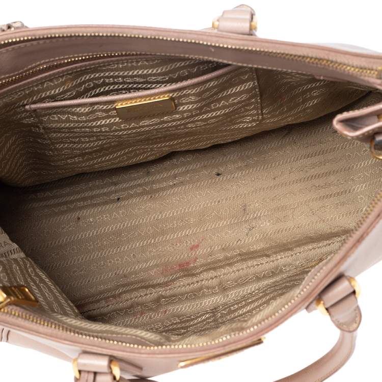 مملوكة مسبقًا Prada Beige Saffiano Leather Medium Galleria Double Zip Tote