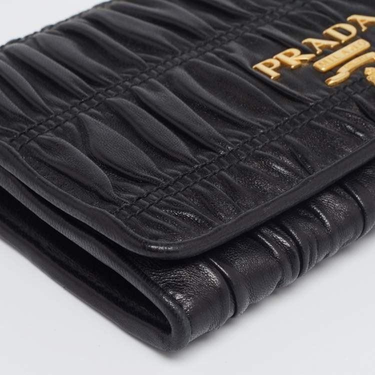 Pre Owned Prada Black Nappa Gaufre Leather Wallet On Chain