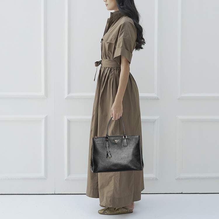 مملوكة مسبقًا Prada Black Saffiano Lux Leather Galleria Double Zip Tote