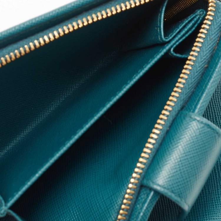 مملوكة مسبقًا Prada Teal Green Saffiano Metal Leather Flap French Wallet