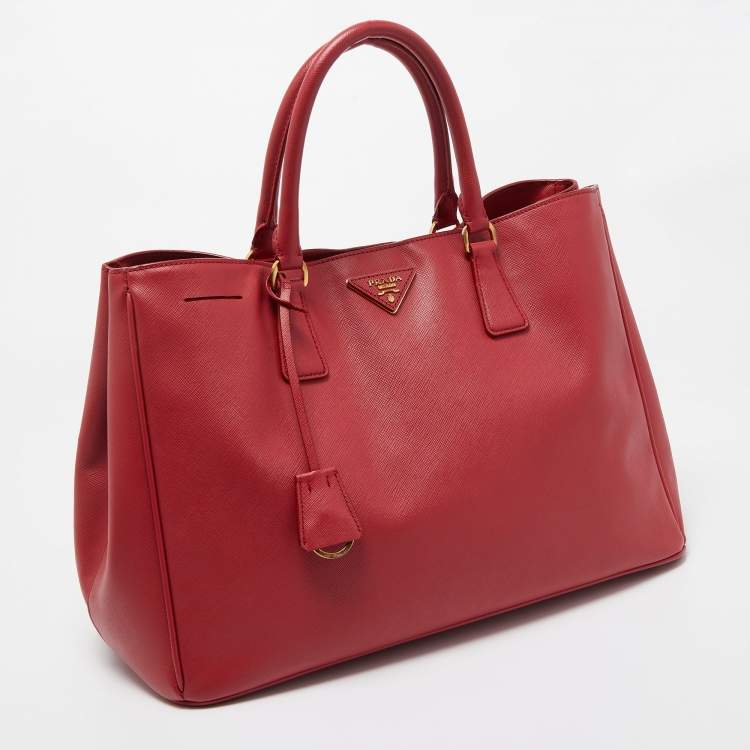 مملوكة مسبقًا Prada Red Saffiano Leather Large Galleria Tote