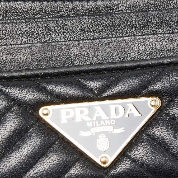 مملوكة مسبقًا Prada Black Quilted Leather Triangular Logo Card Holder 