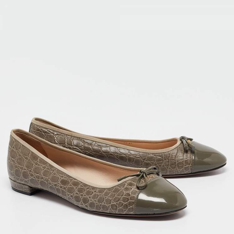 Pre Owned Prada Grey Embossed Croc and Patent Cap Toe Bow Ballet Flats Size 42
