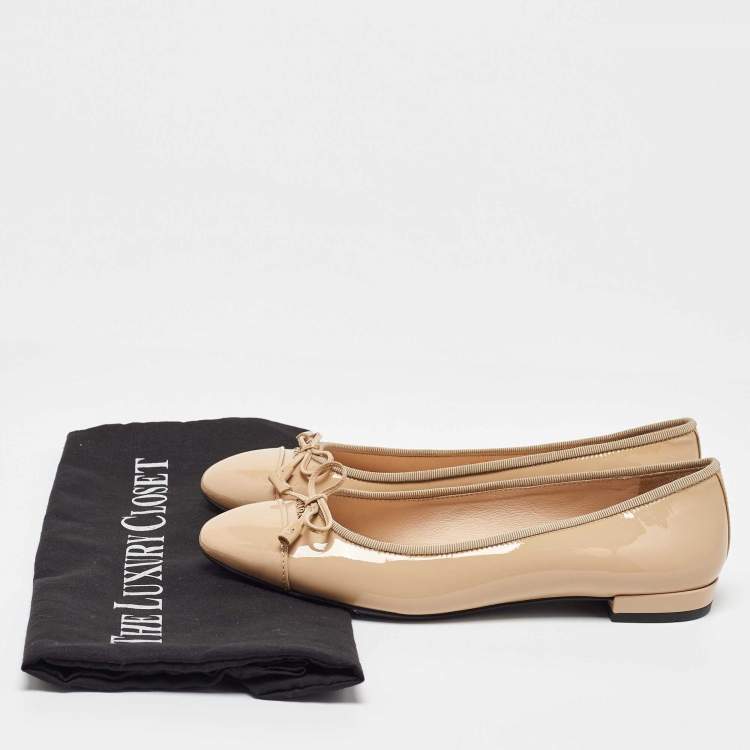 مملوكة مسبقًا Prada Beige Patent Leather Ballet Flats Size 35.5