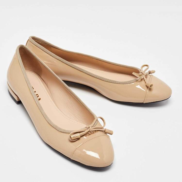 مملوكة مسبقًا Prada Beige Patent Leather Ballet Flats Size 35.5