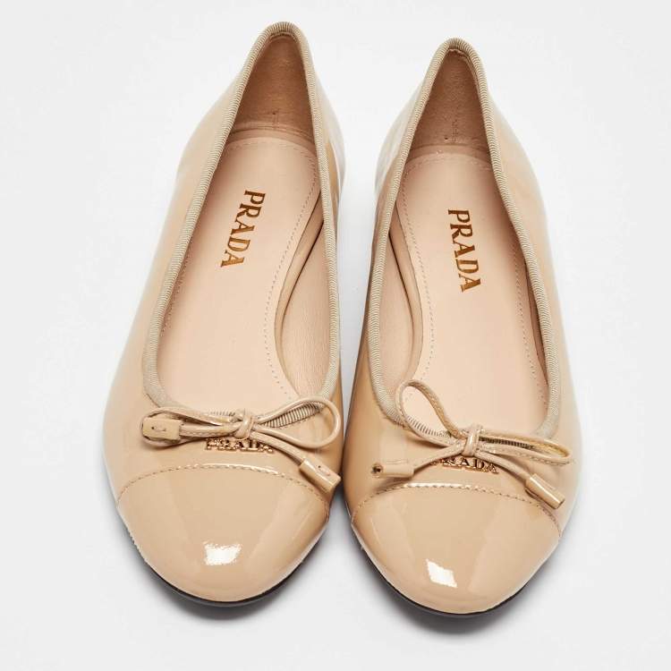 مملوكة مسبقًا Prada Beige Patent Leather Ballet Flats Size 35.5