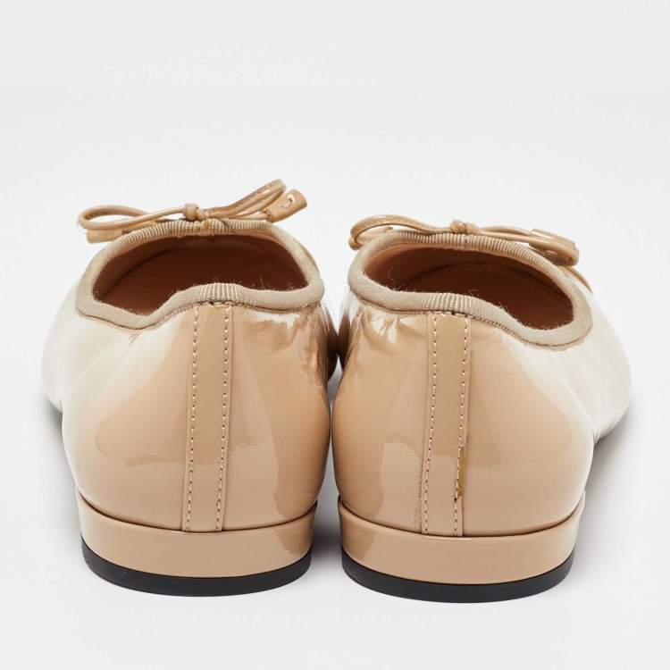 مملوكة مسبقًا Prada Beige Patent Leather Ballet Flats Size 35.5
