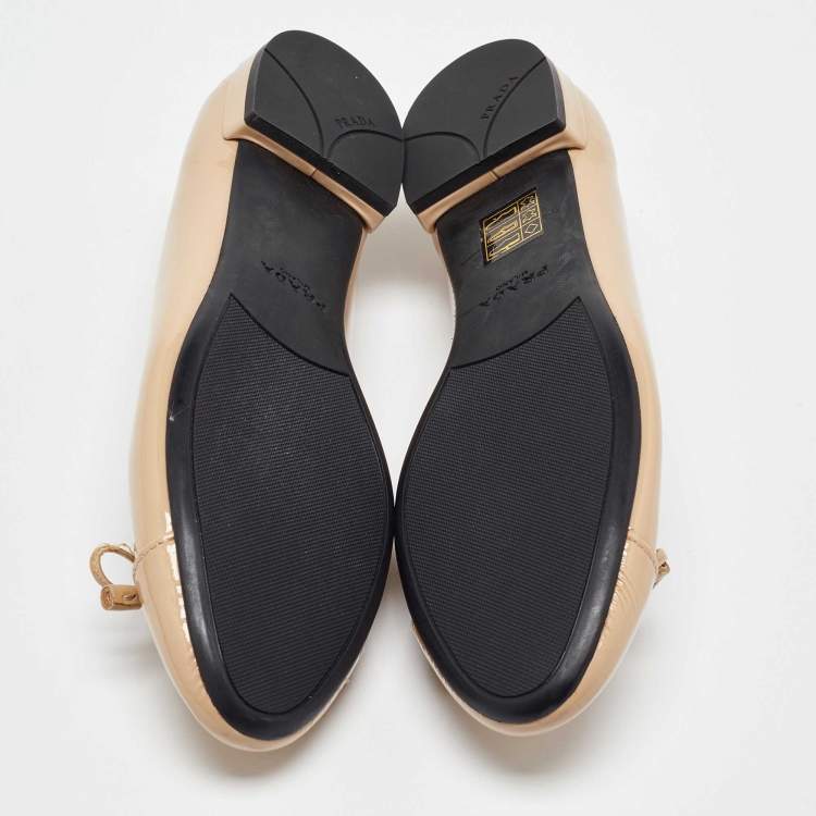 مملوكة مسبقًا Prada Beige Patent Leather Ballet Flats Size 35.5