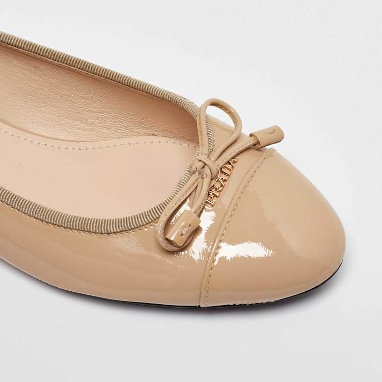مملوكة مسبقًا Prada Beige Patent Leather Ballet Flats Size 35.5