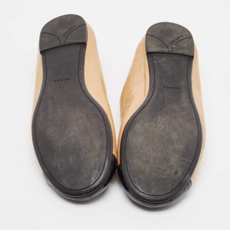 Pre Owned Prada Beige/Black Patent Leather Bow Ballet Flats Size 36.5
