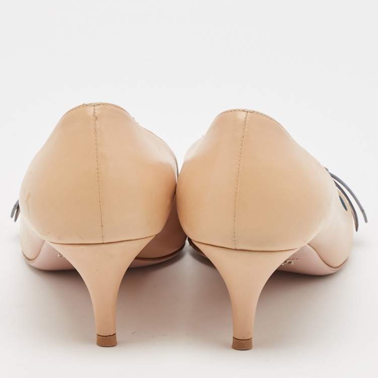 مملوكة مسبقًا Prada Beige Leather Bow Pointed Toe Pumps Size 40
