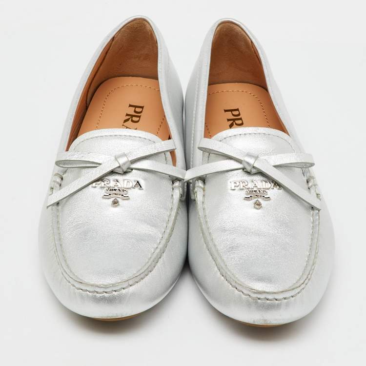 Pre Owned Prada Silver Leather Bow Logo Applique Slip On Loafers Size 37.5
