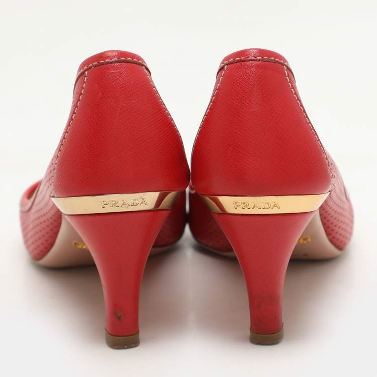 مملوكة مسبقًا Prada Red Perforated Leather Bow Embellished Pumps Size 38.5