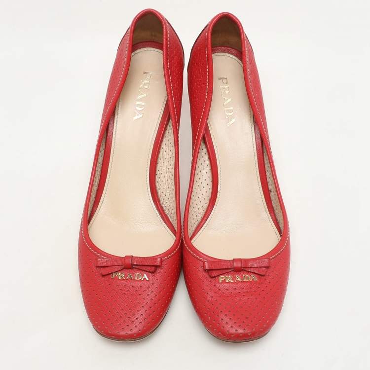 مملوكة مسبقًا Prada Red Perforated Leather Bow Embellished Pumps Size 38.5