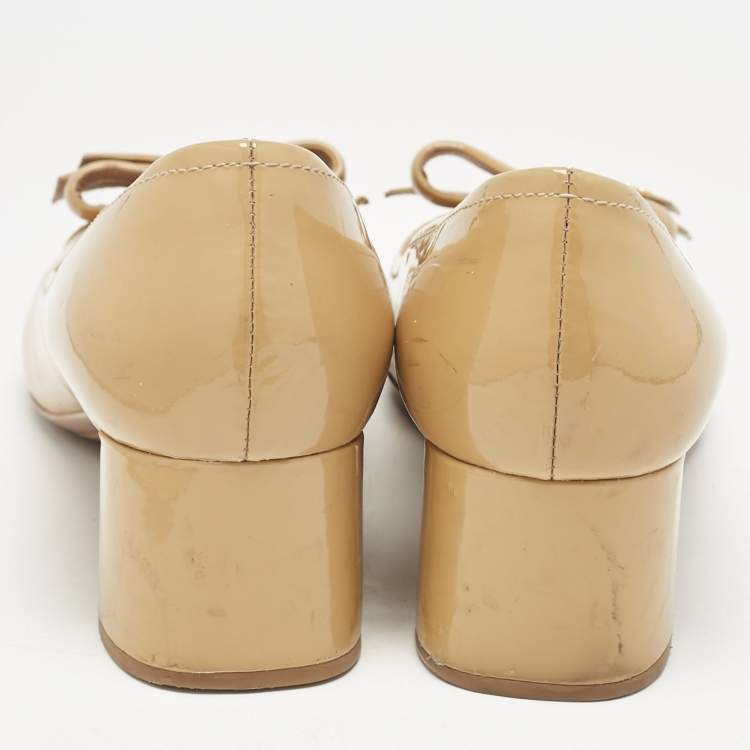 مملوكة مسبقًا Prada Beige Patent Leather Bow Block Heel Pumps Size 39.5