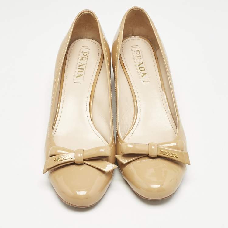 مملوكة مسبقًا Prada Beige Patent Leather Bow Block Heel Pumps Size 39.5