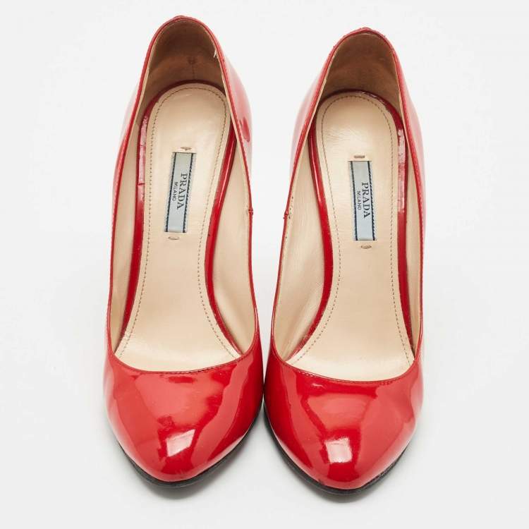 مملوكة مسبقًا Prada Red Patent Leather Pointed Toe Pumps Size 39