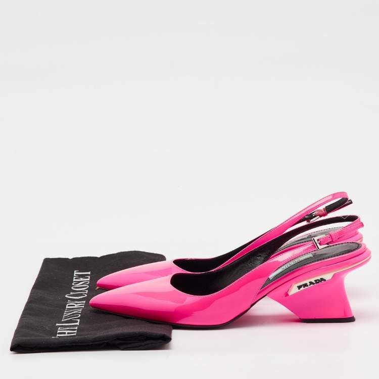 م�ملوكة مسبقًا Prada Pink Patent Leather Logo Pointed Toe Wedge Slingback Pumps Size 37.5
