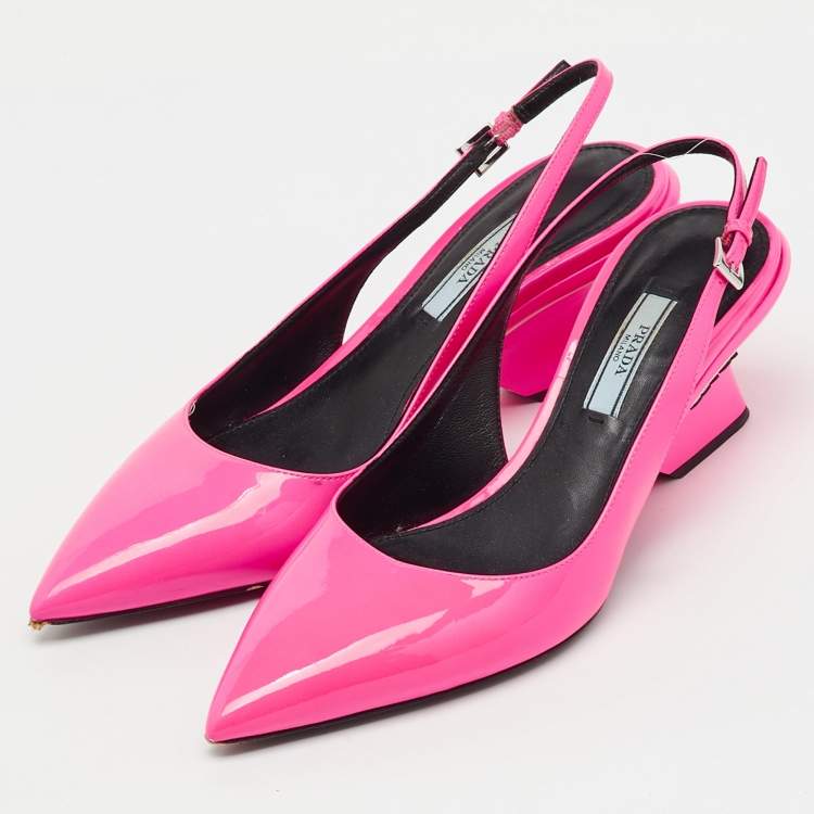 مملوكة مسبقًا Prada Pink Patent Leather Logo Pointed Toe Wedge Slingback Pumps Size 37.5