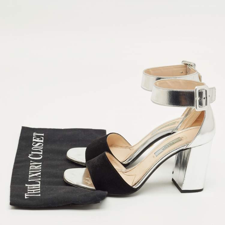 مملوكة مسبقًا صندل برادا سيور كاحل جلد لامع فضي وسويدي مقاس 37.5