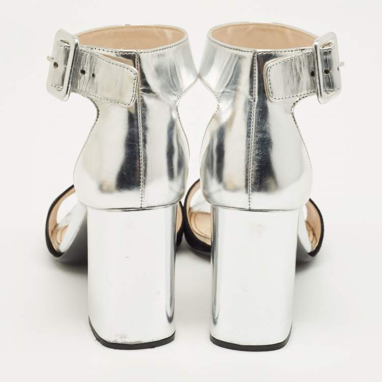 مملوكة مسبقًا صندل برادا سيور كاحل جلد لامع فضي وسويدي مقاس 37.5