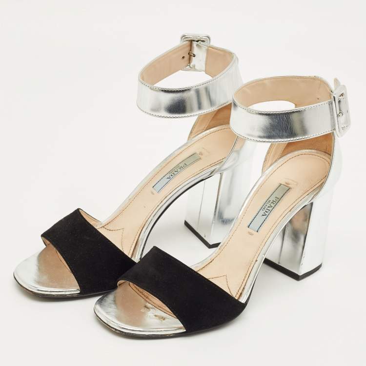 مملوكة مسبقًا صندل برادا سيور كاحل جلد لامع فضي وسويدي مقاس 37.5