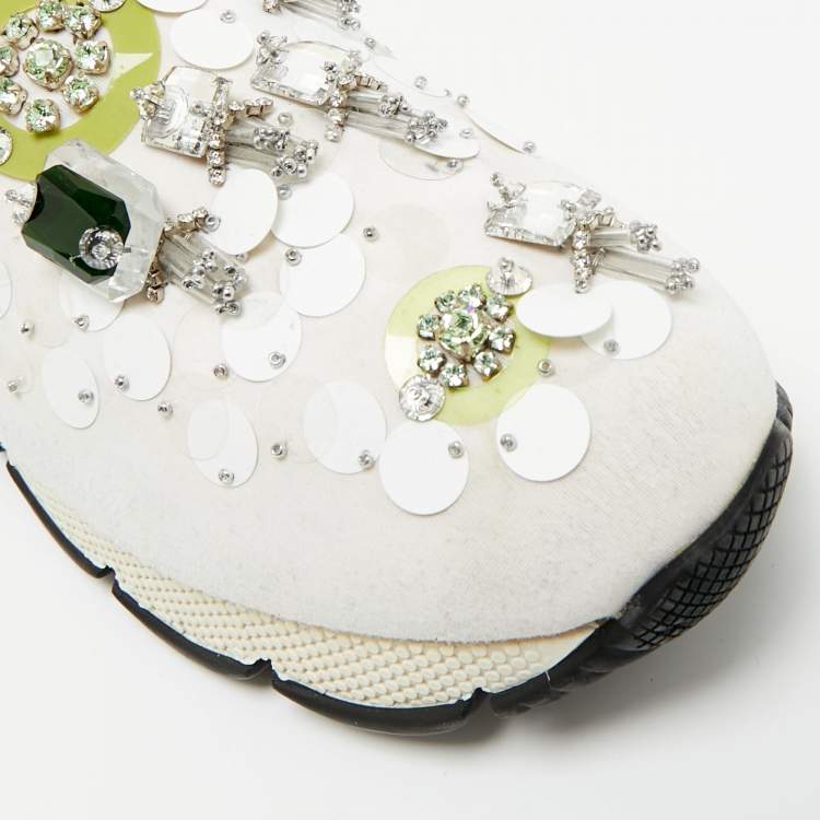 Pre Owned حذاء رياضي برادا قماش أبيض مزخرف كريستال سليب أون مقاس 37