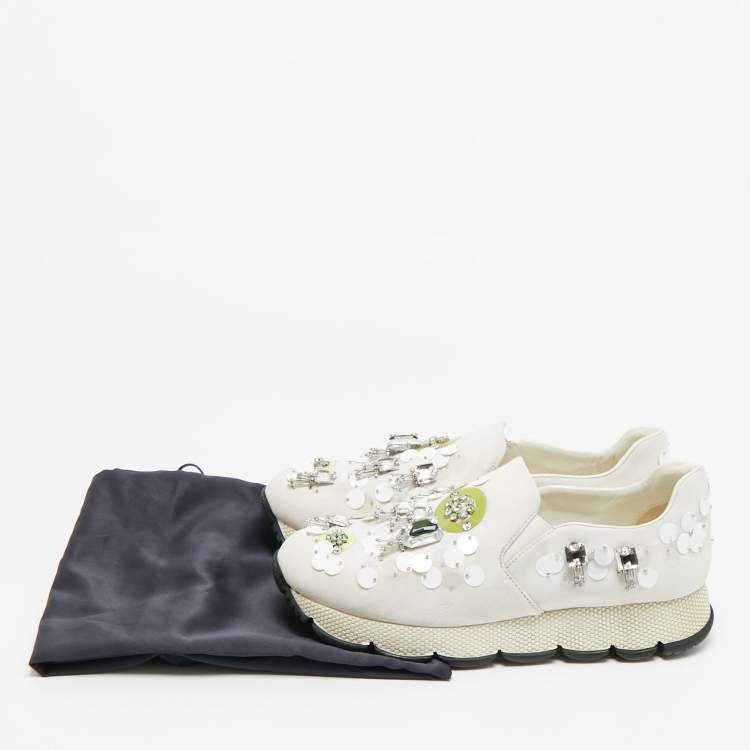 Pre Owned حذاء رياضي برادا قماش أبيض مزخرف كريستال سليب أون مقاس 37