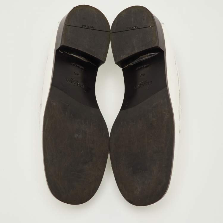 Pre Owned حذاء لوفرز سليب أون ببرادا لوغو شعار جلد لامع أبيض مقاس 40