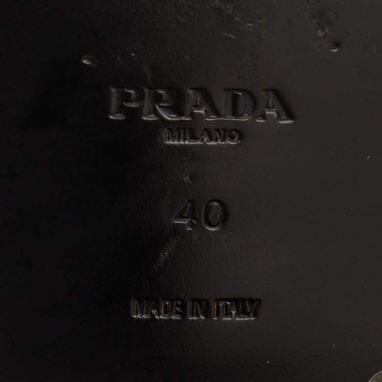 Pre Owned حذاء لوفرز سليب أون ببرادا لوغو شعار جلد لامع أبيض مقاس 40