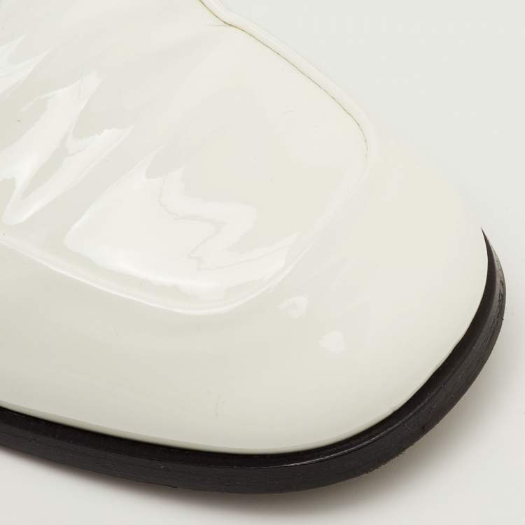 Pre Owned حذاء لوفرز سليب أون ببرادا لوغو شعار جلد لامع أبيض مقاس 40