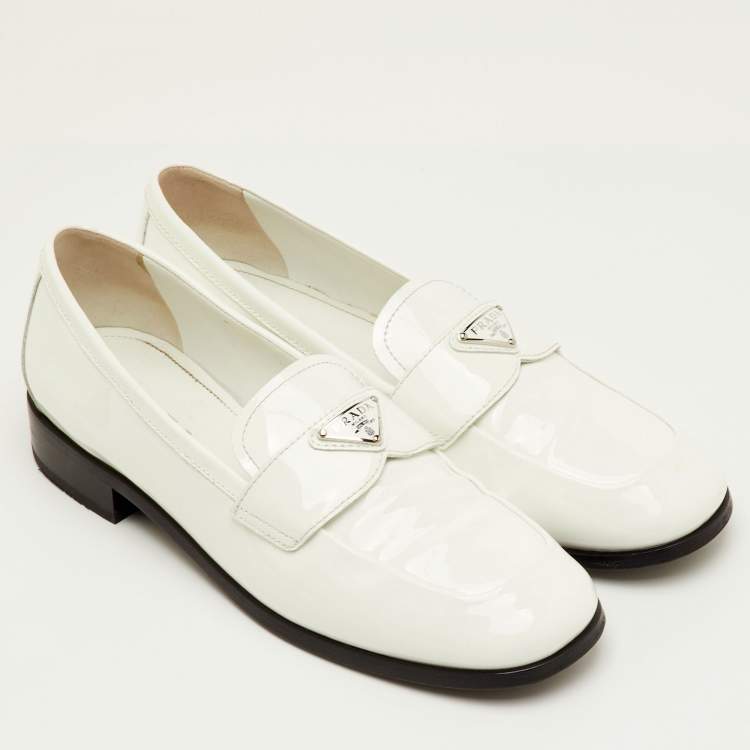 Pre Owned حذاء لوفرز سليب أون ببرادا لوغو شعار جلد لامع أبيض مقاس 40