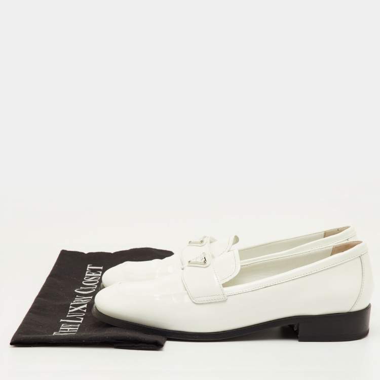 Pre Owned حذاء لوفرز سليب أون ببرادا لوغو شعار جلد لامع أبيض مقاس 40