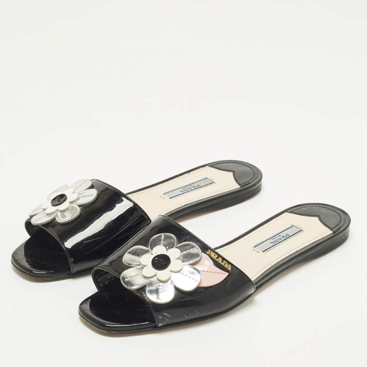 مملوكة مسبقًا Prada Motif Flower Size 37 Black Patent Leather Flat Slide