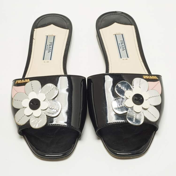مملوكة مسبقًا Prada Motif Flower Size 37 Black Patent Leather Flat Slide