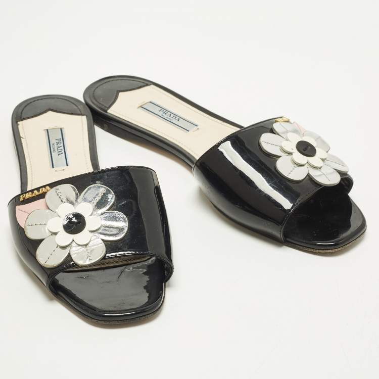 مملوكة مسبقًا Prada Motif Flower Size 37 Black Patent Leather Flat Slide