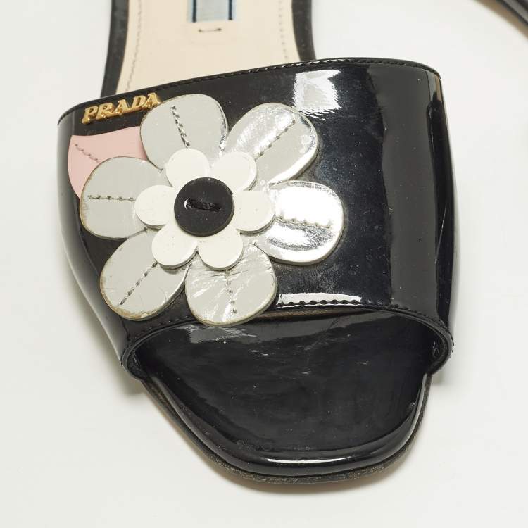 مملوكة مسبقًا Prada Motif Flower Size 37 Black Patent Leather Flat Slide