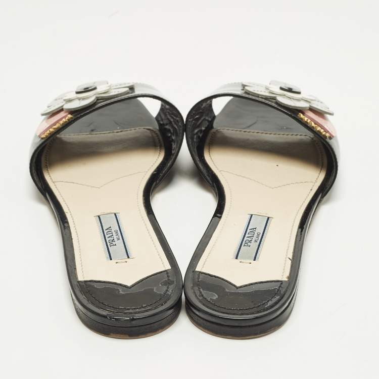 مملوكة مسبقًا Prada Motif Flower Size 37 Black Patent Leather Flat Slide