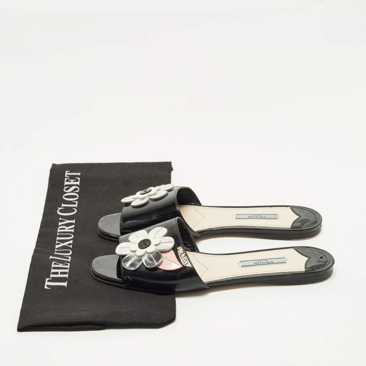 مملوكة مسبقًا Prada Motif Flower Size 37 Black Patent Leather Flat Slide