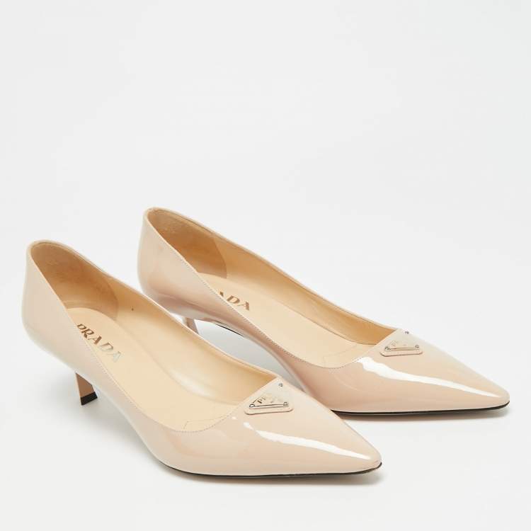 مملوكة مسبقًا Prada Size 40.5 Beige Patent Leather Pointed Toe Pumps