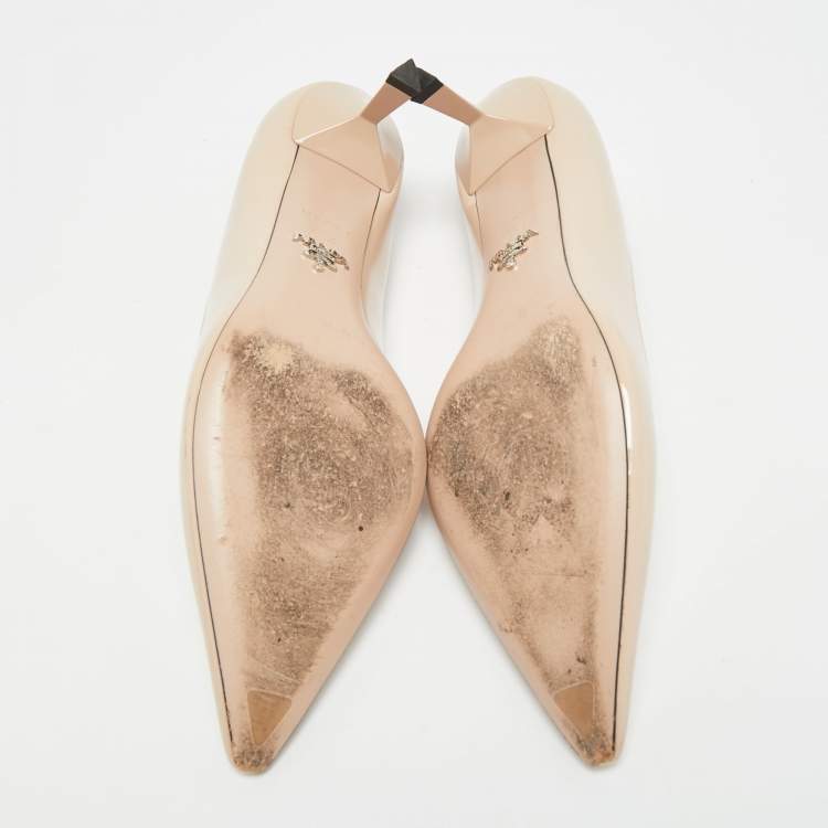 مملوكة مسبقًا Prada Size 40.5 Beige Patent Leather Pointed Toe Pumps